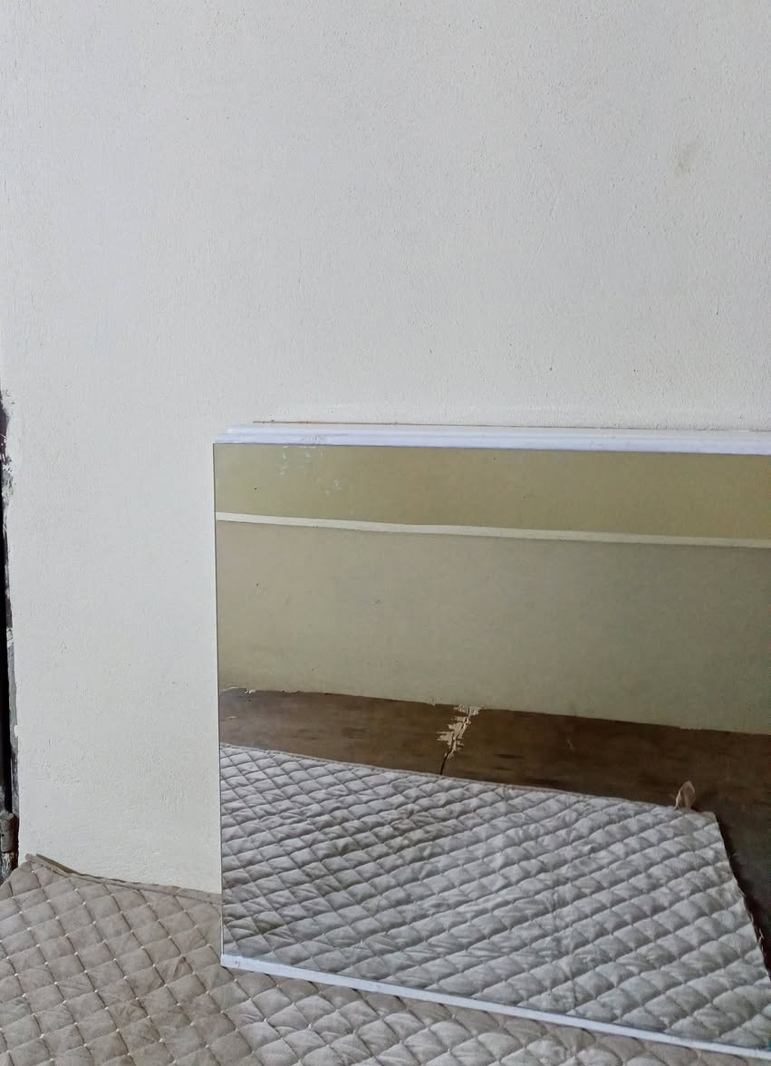 🔥 عرض خاص بـ 30 ألف وتوصيل مجاني داخل الموصل! 🚚✨
نوفر لكم الخزانة الذكية 2 في 1، الحل الأمثل للأناقة واستغلال المساحة بذكاء وتصميم يرهم لكل ركن بالبيت:

🖼️ مرآة راقية عند غلق الباب (تعطي جمال وسعة للمكان).
📦 خزانة داخلية مخفية عند فتح الباب (لترتيب أغراضكم وعطوركم بكل سهولة).

🏠 وين ترهم؟
✅ فوق المغسل: للحمامات العصرية لترتيب مستلزمات الحلاقة والعناية.
✅ بالمطبخ: كخزانة مخفية ومرآة تعطي إضاءة وسعة للمكان.
✅ بغرف النوم: كخزانة ميك أب وعطور تجمع أغراضك بمكان واحد.

🛡️ ضمان حقيقي لمدة 3 سنوات!
لأننا واثقين من جودة شغلنا "شغل إيد ونظافة"، نعطيكم ضمان كامل على المتانة.

المواصفات الفنية:

📐 القياس: 58 × 58 سم (حجم مثالي ومقسم بعناية).

🪵 المتانة: خشب سمك 2cm (قوي جداً ويتحمل الأوزان).

🎁 ميزات العرض:
💰 السعر: 30 ألف دينار فقط!
🚚 التوصيل: مجاني تماماً لكل أحياء مدينة الموصل.

🪚 شغل إيد يبيض الوجه وتفاصيل تليق بذوقكم..
📞 للحجز والاستفسار: راسلنا خاص أو اتصل بنا


**إذا كنت صاحب هذا الإعلان وتريد حذفه لأي سبب، رجاءا أرسل رسالة إلى الدعم الفني**