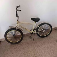 بايسكلات للبيع نظيفات بس يراد نفخ للتايرات رايدهن الواحد الأخضر ب 25 و...