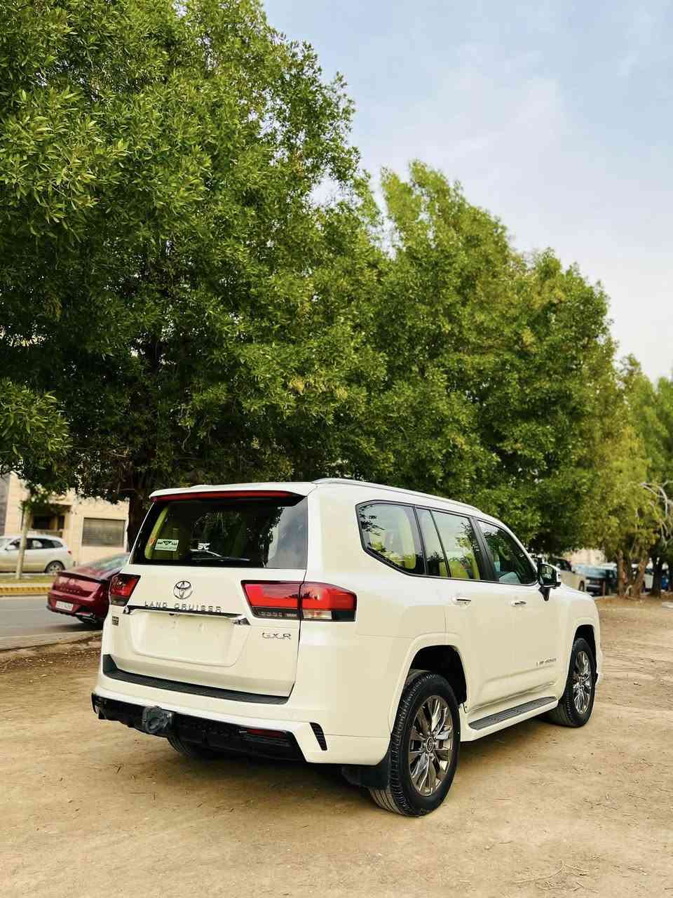 TOYOTA LAND CRUISER-GXR-2024للبيع او المراوس 
تويوتا لاندكروزر بريم 2024-GXR
فول مواصفات < ViP >
اللـون ابــيض صــدفي
الداخل لونين بيجي واسود
عدد المقاعد 7 راكب
كـشنات جـلد بيجـي
كشنات تدفئة تبريد
كـشنـات كهـربـاء
5 كــامرات °360
مـري كهرباء شفط
اشاير مري جانبيه
رادار بالمري
فتحة سقف
شاشة كبيره
انضمة قياده
مخزن ثلاجة
دخـول ذكـي
مـنافذ USB
شحن لاسلكي
جنطة كهرباء
تشغيل بصمة
اوتــو هـولــد
حساسات امامي خلفي
شـاشات خلـفية عدد 2
دوسـات داخلية تـرحيب
لايت LED مزدوج مع الشباك
بعد مواصفات هواي متخلص
رقم بغداد باسمي هزة جديده
المحرك V6-4000 تنفس طبيعي
المسافة المقطوعه : 33km الــف
ملاحظة : السياره بيه رصعات بل بونيد 
السعر : 65٫000$ ألف دولار - 650$ ورقة وبيه مجال 
الـعنـوان : بـغداد الـحريـه
الاستفسار هـ***********

