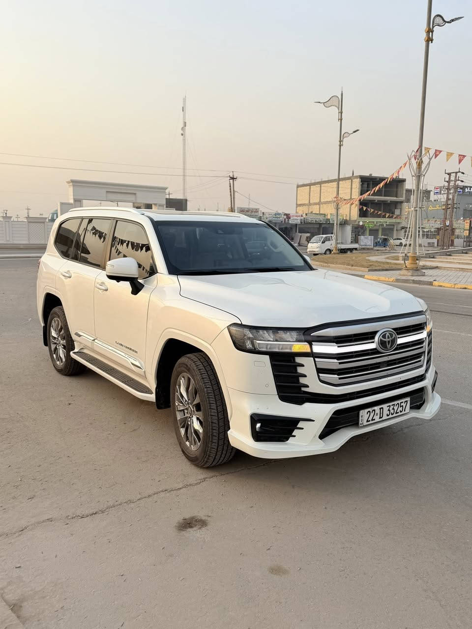 السلام عليكم لاندكروز للبيع موديل 24 بريم لمتتد 
فوول موصفات رادار و4 كامرات (رقم شمالي 
السياره مكفوله كفاله عامه من كلشي
ماشيه (آلاف 10 حقيقي وبيها كتاب تضليل
***********. ***********
