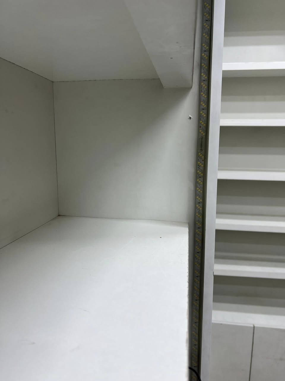 فاترينه ارتفاع 250. مترين و نص
عرض متر 
عدد 5 قطع
داير لد اصفر داخلي 
القطعة قفل 120 الف 
للاتصال ***********
ما موجود ع الماسنجر ❤️
