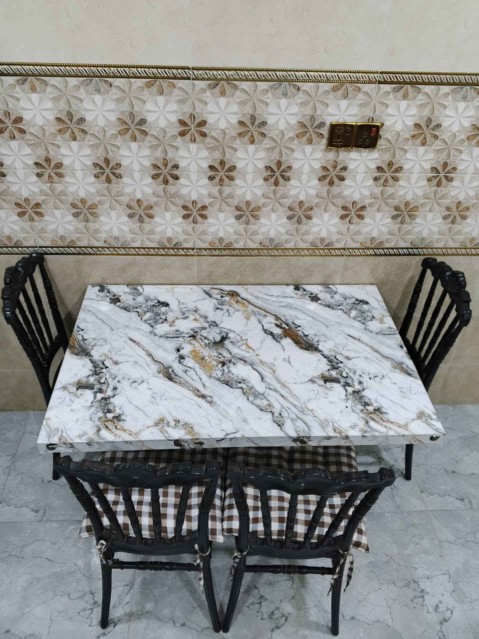 للبيع ميز طعام مع 6 كراسي نضافة خير من الله
السعر 125الف وبي مجال بسيط
للتواصل ***********
مكاني التأميم
