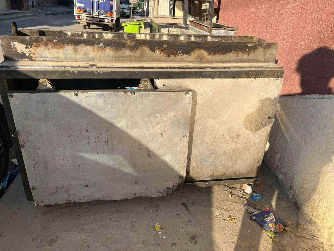 ٱلْسَلآمّ عَلْيّكَمُ وَرَحَمُةٌ ٱلّلـه  مناقل عدد اثنين مال اجنحه او دجاج وحده عرضه 150 متر ونص وحده عرضه 120 متر وعشري وموجود فديو بل منشور مكاني الدوره حي الصحه*********** 
السعر الجبيره 300 الف وصغيره 250 الف
