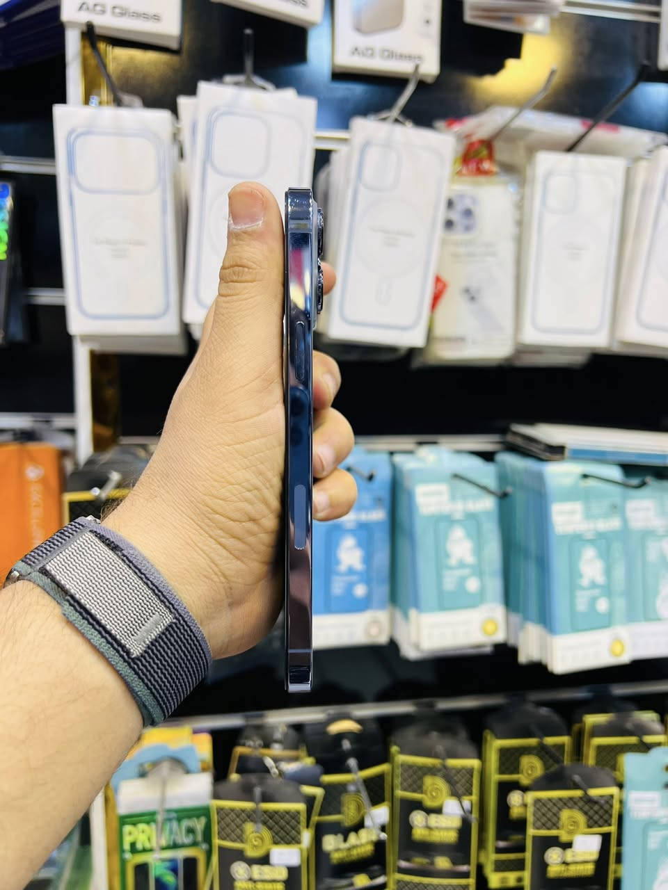 السلام عليكم 🫡
للبيع iPhone 13 pro max 
ذاكره 256
بطاريه 83‎%‎ مبدله اصليه من ابل يعني مال جهاز 
نموذج M 
لون بحري الجهاز نضافه 99‎%‎ شخط مابيه كله شغال مابيه اي خلل كامرات صوت اتصال انترنيت سيم فيس ايدي كله شغال فقط مبدل شاشه السعر قفل 390 الف مابيه مجال مكاني بغداد مدينه الصدر قطاع 23 رقمي ***********
