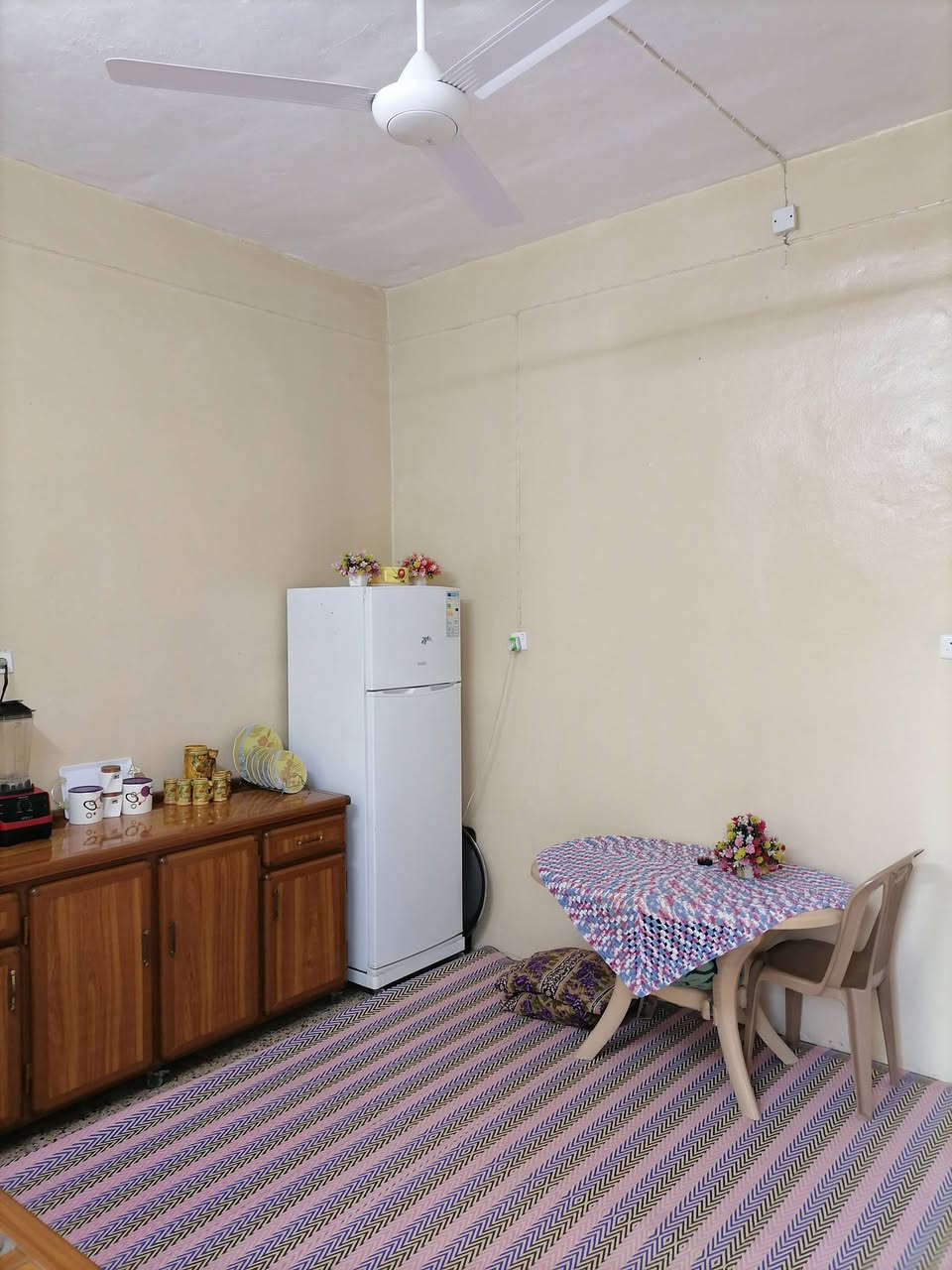 السلام عليكم بيت للبيع 
حي العامل الثانية 
المساحة 200/م ركن طابق واحد غرفتين وهول واستقبال كاشي الاستقبال سقوف ثانوية 
قرب ساحة د.ليث 
السعر/155 قابل للتفاوض
لتفاصيل اكثر مراسلة الصفحة او الاتصال بالرقم ***********
