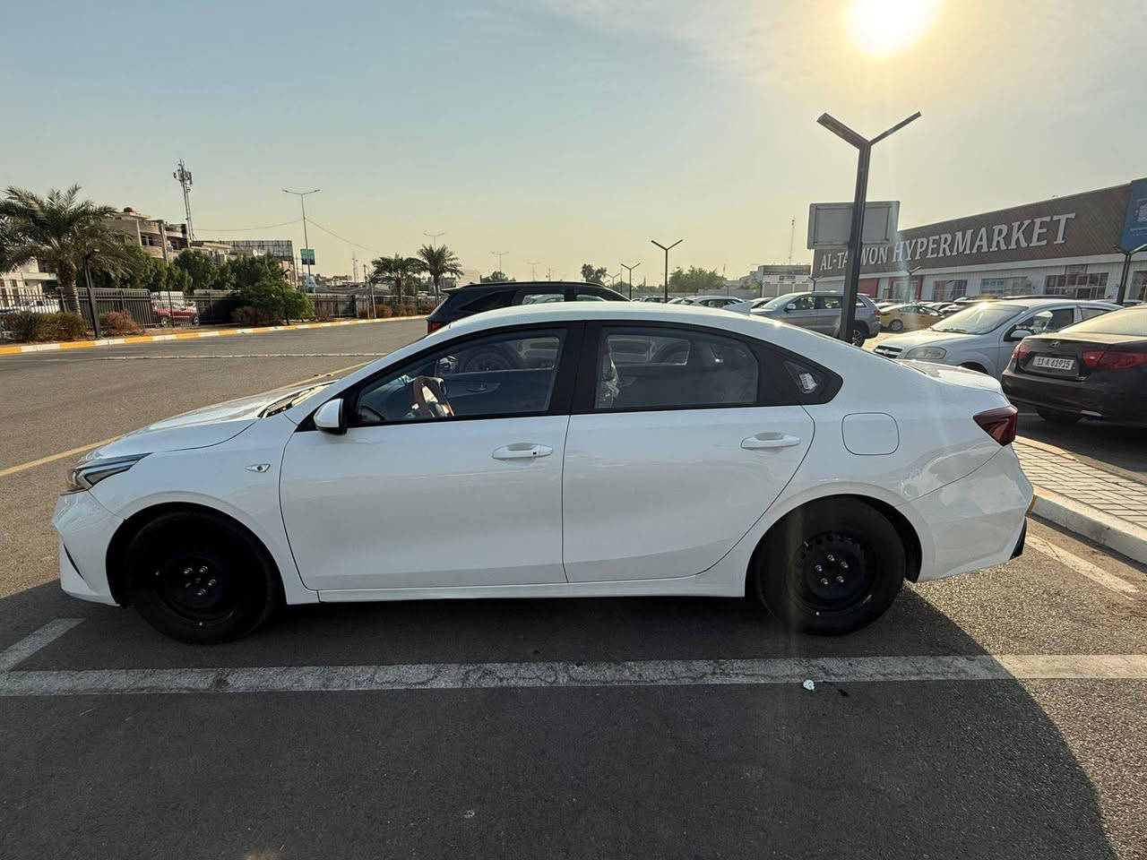 السلام عليكم 

للبيع كيا K3  موديل 2024
وارد كوري اصلي 

محرك 1600 دوش 
مرتبط بكير 6 نمر ايتي 

المسافة المقطوعة. 66 الف كيلو متر 

مواصفات 
بصمه تشغيل + بصمه ابواب 
تبريد  خلفي امامي 
شاشه+ كامره 

كير ومحرك مكفولات حدادية جديده تخم تأير جديد 

مكان السيارة بغداد الكرخ 

***********
