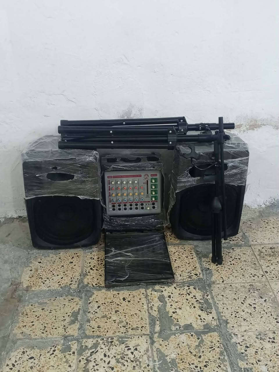 جهاز جاسكو ابو 1800مع سماعات 2دبدوبه مع استان سماعات 2مع لاقطهجديد تجي وشوف النضافة  ب 600 ومجال قليل حك الجية
***********
جهاز جاسكو ابو 1800مع سماعات 2دبدوبه مع استان سماعات 2مع لاقطه جديد تجي وشوف النضافة  ب 600 ومجال قليل حك الجية 
***********

