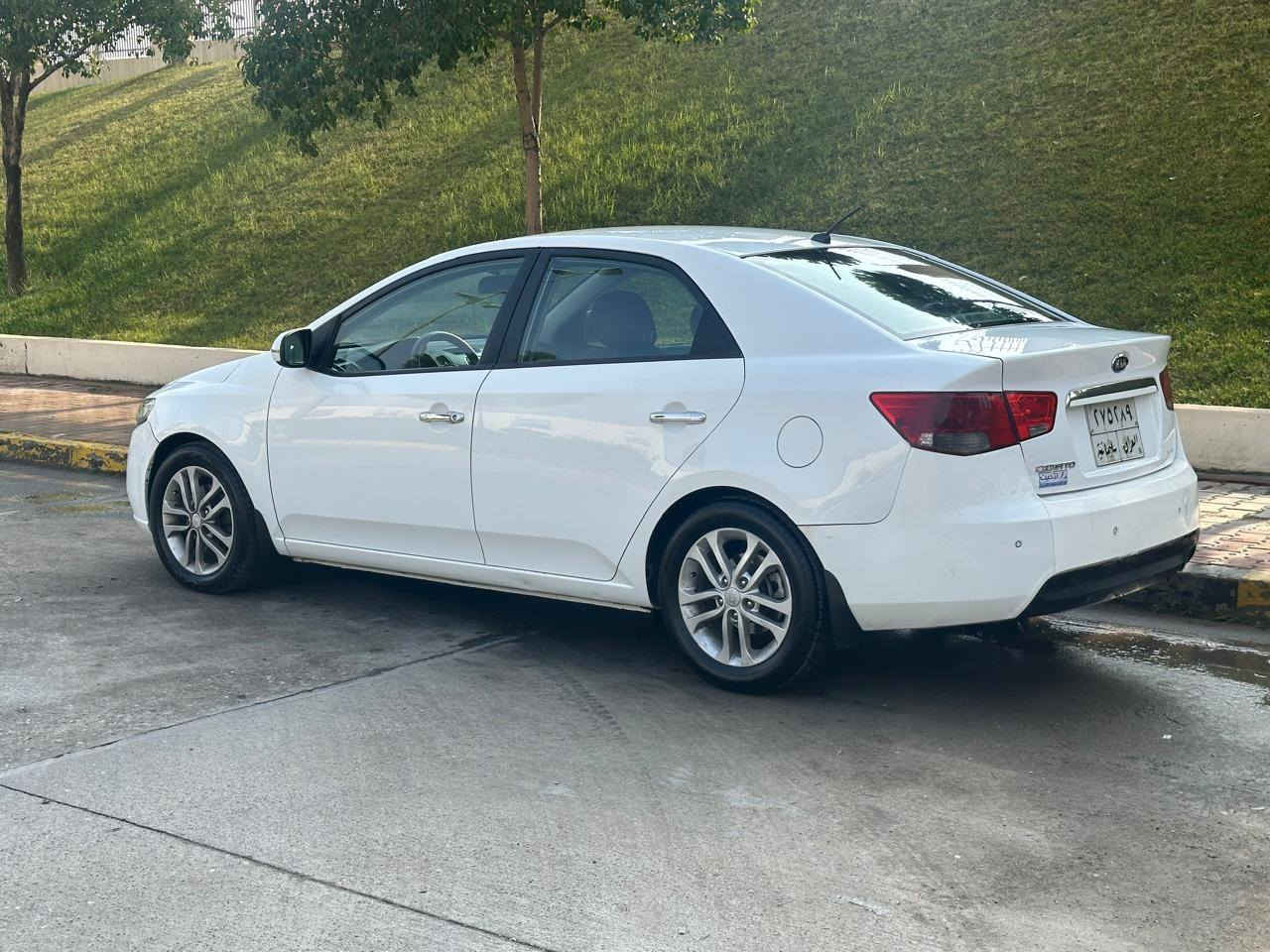 السلام عليكم
كيا سيراتو لبيع موديل 2013 
المواصفات مكينه 1600دوش كير ايتي بشرط كير ومكينه مكفول +فول تحكم استيرن شفتات مري شفط أشير مري حساسات خلفي اي بي اس يدات نيكل داخل وخارج داخل السياره اسود صدر امامي خلفي كله جديد تخم تيرات جديد + خمسه ويل كب  +منضومه تبريد جديد  منضومه بانزين جديده  بعض الوصفات ما ثكوره امكم
عنوان السياره سليمانيه 
السعر 108وبيها مجال 
رقم ***********
