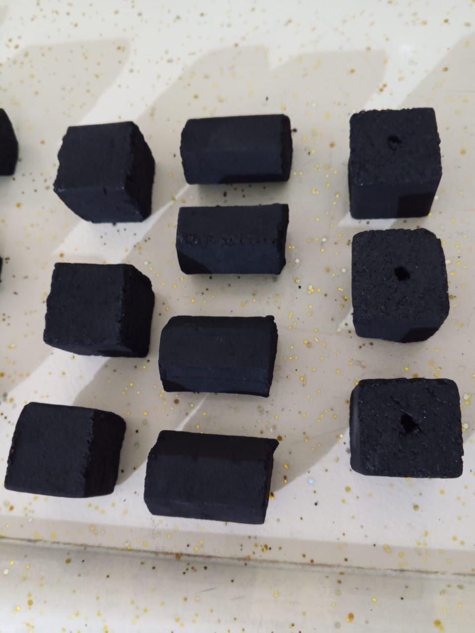 السلام عليكم فحم درجه اولى شرط ع الفحص كميات خير من الله المواصفات
لا ريحة ولا غاز ولا صداع 
ولا تغير طعم النركيلة لون  الرماد ابيض ونسبة الرماد 3   0/0 الاصبع الاملس 
والاصبع المحزز.   رقم الهاتف ***********
