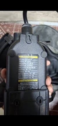 شواحن يرهمن للتيسلا متوفره كميه....سعر المفرد 125 الف...سعر الجمله 100...