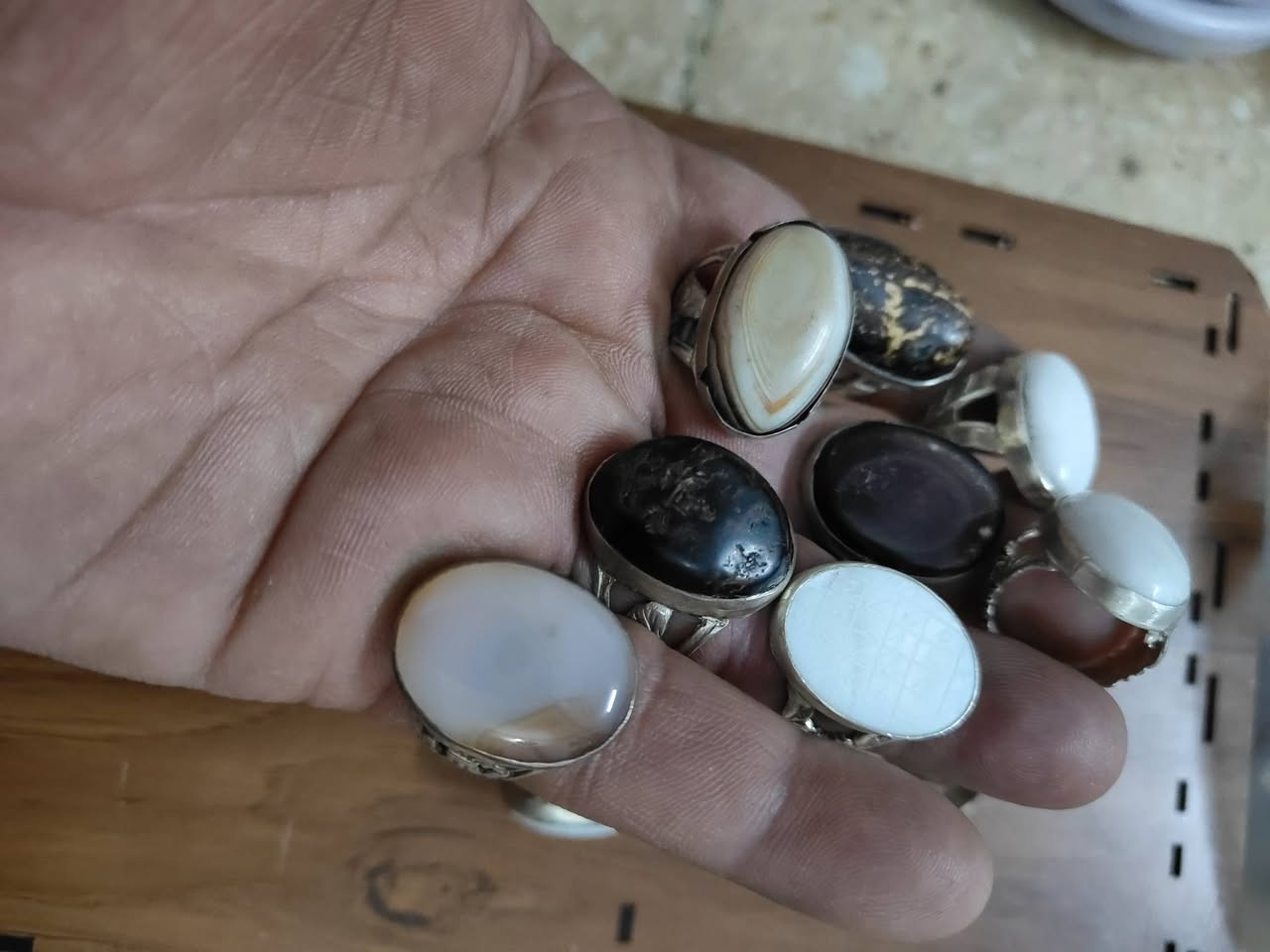 سلام عليكم محابس لبيع فضه خفيفه سعر الواحد 25  مكاني ميسان ***********
