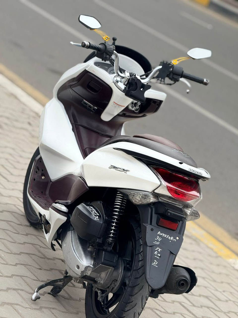 السلام عليكم للبيع دراجه pcxجيل الاول  دراجة مال رمبه ماخذها رمبه الدراجه وأعلى ايدي ياباني الاصلي دراجه جديده مال جناي وعلئ ايدي لون مميز 
ياباني الاصلي دراجه كامله أستان كهربائي حساس ازدحام حرف دراجه جديده الدراجه مكينه لوك شلعه معدل خير من اللّٰه دراجه تكول جديده بمعنئ الكلمه واحلا من الصور مال جناي المكان بغداد دراجة مكفوله اي نقص مابيه السعر مليون و450الف
وبيها مجال   
اي استفسار  *********** بغداد, العراق
