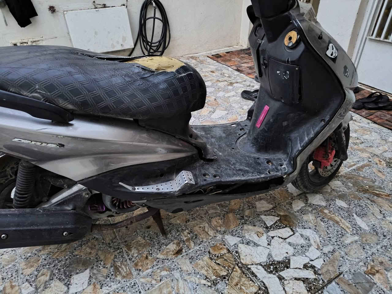 سلام عليكم دراجه سكنس نثيه للبيع كامله سلف وهندر سعر 375  وبيها مجال حك الجيه  ***********
