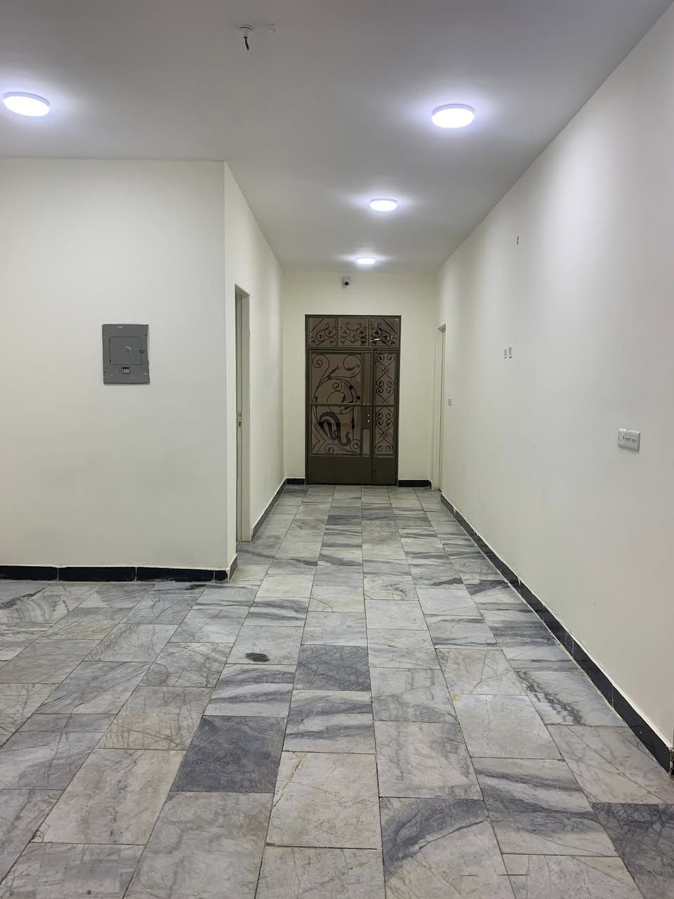 دار تجاريه للايجار
 المساحه 300 متر شارع 20 قرب اسواق باندا ماعدا الصيدليه الخارجيه تتكون الدار من 10 غرف وكراج / للاستفسار ***********
