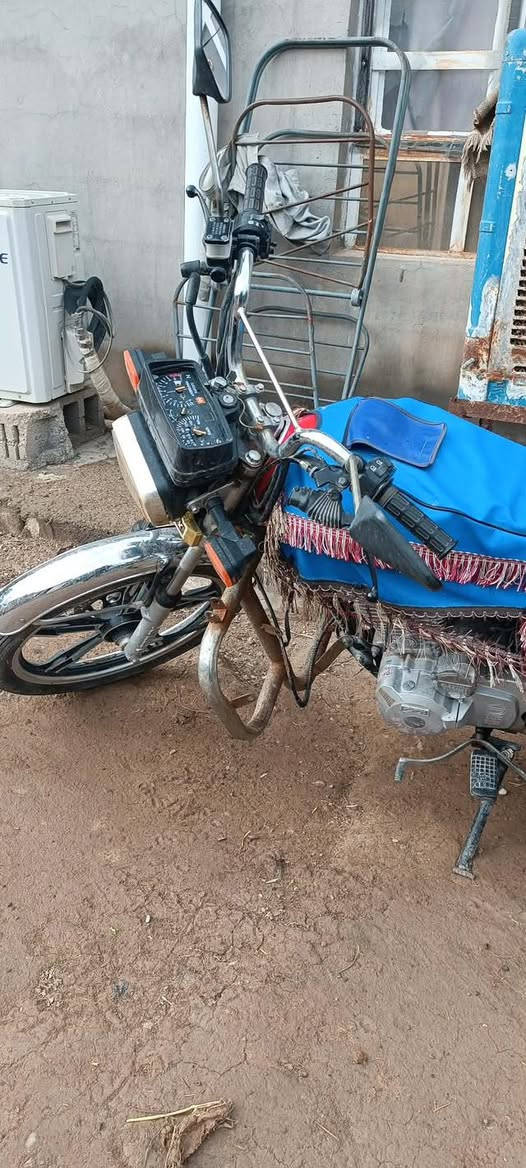 السلام عليكم سيفان موديل 20 بلادي لون احمر اوراق كامله هذا رقمي ***********
