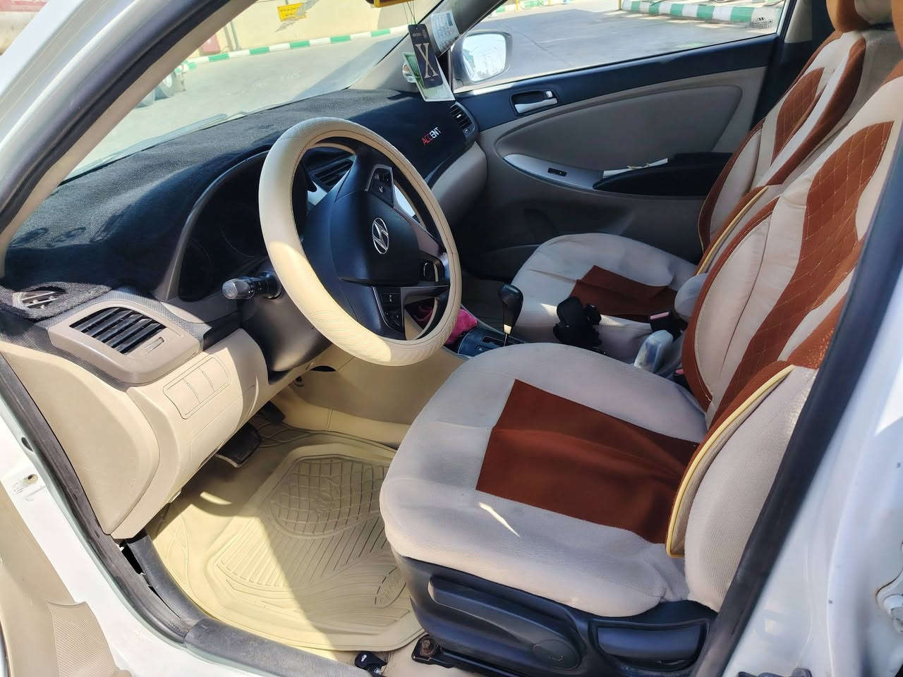 السلام عليكم
للبيع فقط 
اكسنت 17 خليجي 
مكينه وكير 1600
سنوية لل31
رقم بصرة دولي 14
مكان السيارة عمارة مركز 
السيارة بيها تلحيظات وصبغ دوس 
سعرها 102$ وبيها مجال 
رقم ***********
