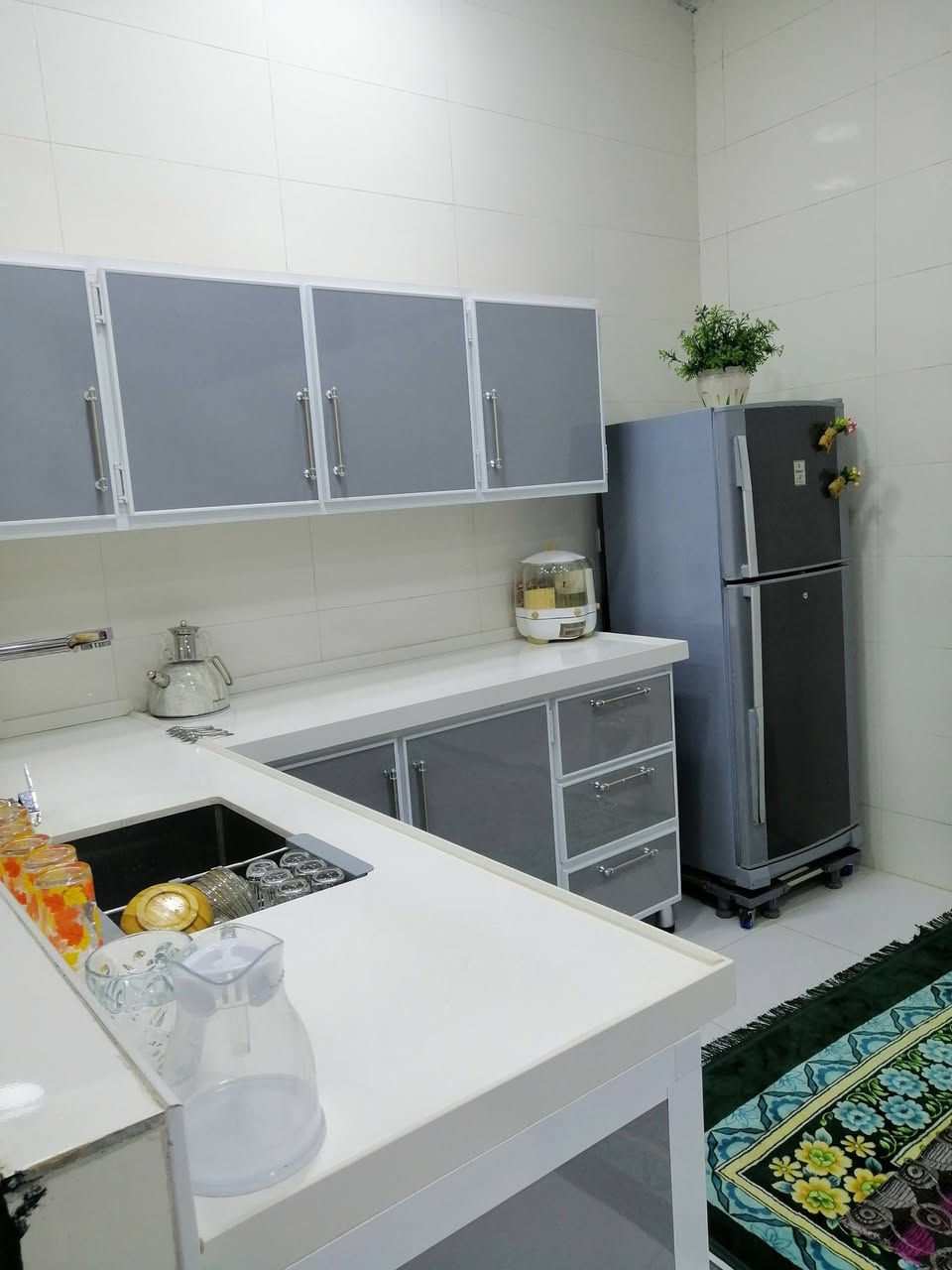 دار للبيع ابي غرق حي الحسين المساحه ١٥٠م طابو صرف ثالث دار عن شارع السبيس بناء حديث يتكون من هول كبير ٢ غرف نوم مطبخ صحيات داخليه وخارجيه طارمه كبيره للأستفسار ***********
