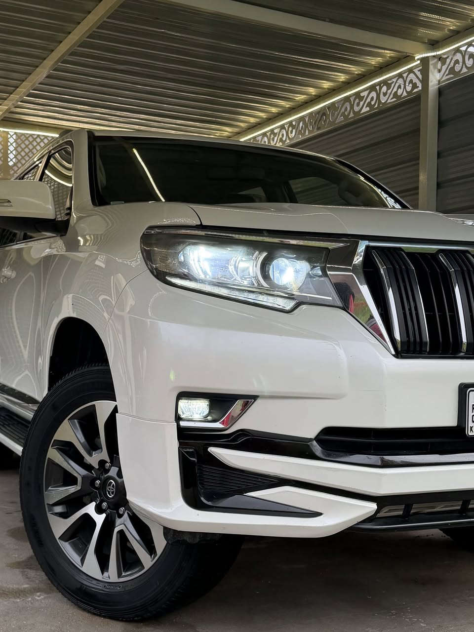 السلام عليكم
تيوتا  برادو 2023

#المواصفات

 🔹النوع :  تيوتا برادو 

 🔹الموديل : 2023 لون ابيض  

🔹بصمة تشغيل عند بعد

🔹داخل بيجي  

🔹بكليت لد 

🔹تحكم ستيرن

🔹ويل كب حجم 19 

🔹شاحن واير ليس

🔹شاش + كامره 

🔹حساس خلفي 

🔹كشنات جلد 

🔹كشنات عدد 2 كهرباء 

🔹مري شفط 

🔹فتحه سقف 

🔹كروس سرعه 

🔹بصمه + تشغيل عن بعد 

🔹ثلاث قطع تبريد 

🔹فتحت USB

🔹شاحن واير ليس 

🔹ثلاجه.  

🔹نضام الدفع الرباعي 

السياره مكفوله كفاله عامه 
 
السعر $435

العنوان / بغداد / المحمودية 

========================
للاستفسار اكثر عن تفاصيل السيارة يرجى الاتصال 
📲 ‭٠٧٥٠ ٥٢٩ ٠٧٧٣‬وتساب
***********
