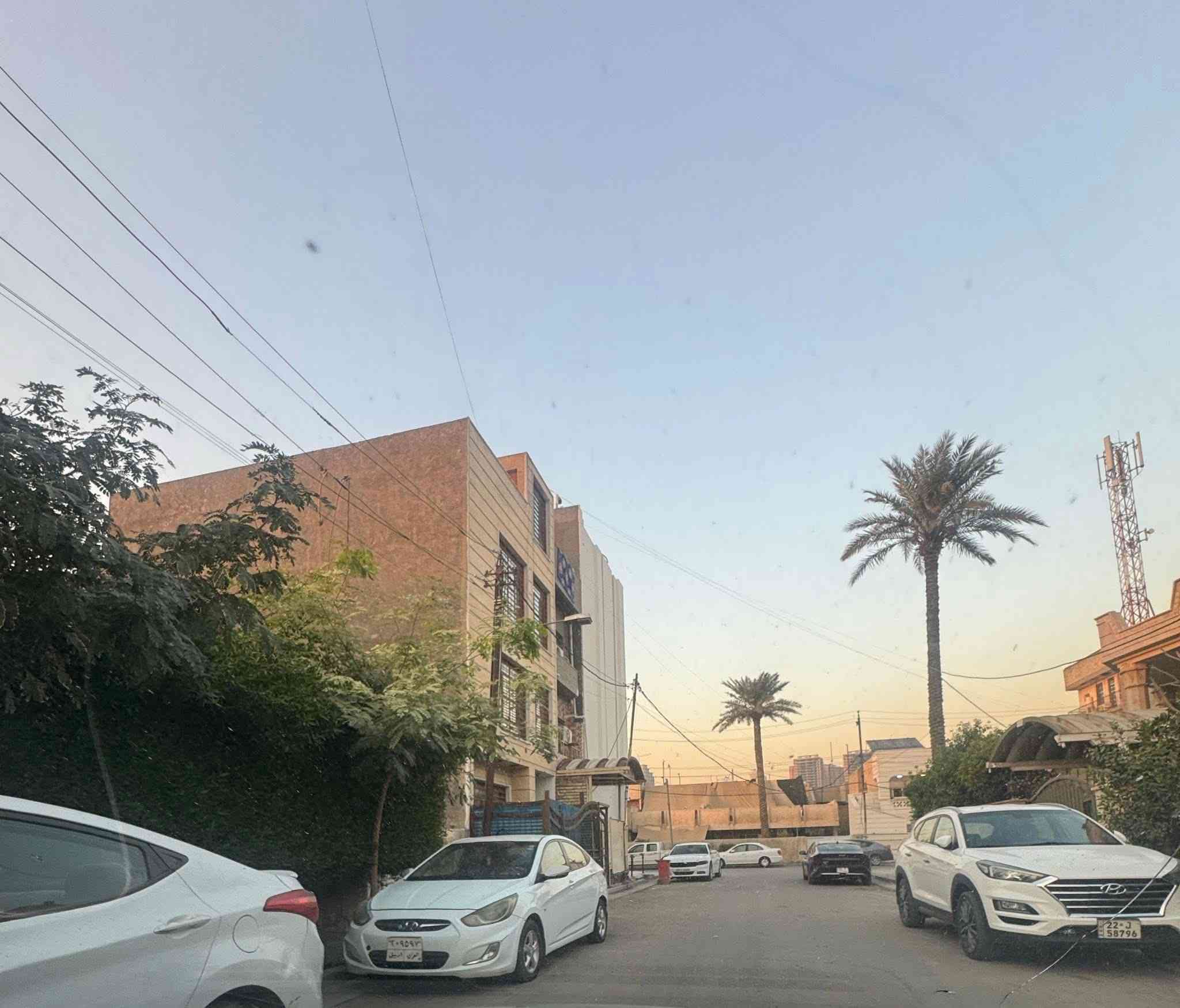 السلام عليكم
مشتمل مكون من شقق 3 
مساحة 70 متر واجها 7 متر 
عرض الشارع 10 متر موقع مميز وشبه تجاري 
مؤجرا كل الشقق واردها الشهري 2مليون 
بناء 2017 مكانها المنصور قرب الجوازات 
للستفسار ***********
