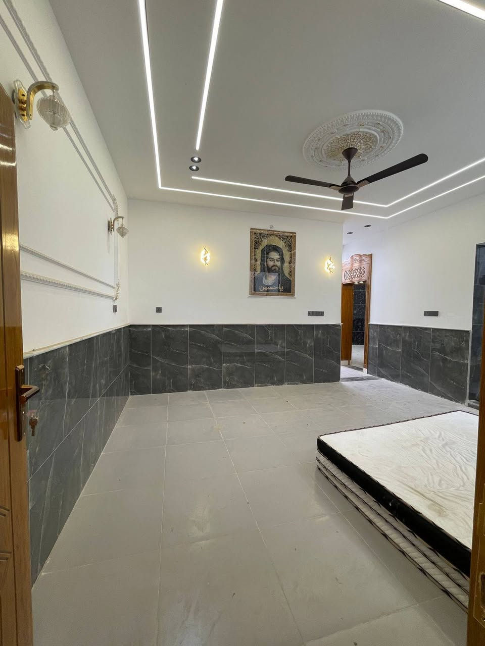 سلام عليكم يوجد
بيت مساحة 360 متر طابق واحد بناء حديث  للبيع 
شوارع ١٠متر 
يتكون البيت من غرفتين نوم وصاله وستقبال 
ومطبخ حار بارد وصحيات داخليه خارجيه 
 البيت  جاهز للسكن 
طابو  زراعي 25
 التحويل من ابو السند مباشر - قرار محكمة
 متوفرة كافه الخدمات (تبليط ♦️ماء ♦️ كهرباء♦️ مجاري) 
 الموقع كربلاء مجمع نجمة كربلاء 

 اللاستفسار اكثر اتصل على الارقام التالية
***********
حيدر الغراوي للعقارات والمقاولات العامه 
 
 #عقارات_للبيع #العراق #حي_العباس #فولو #اكسبلور #متابعين #بساتين #البصرة #كربلاء #بغداد #كربلاء_الحسين #بيع #كربلاء_المقدسة #عقار #عقارات #فولو #دعم #متابعة #سبحان_الله #تعليق #لقطة #للبيع #القران_الكريم #بيت #اكسبلور_فولو #يالله #اكسبلور_explore #استغفر_الله #استثمار #عقارات_كربلاء كربلاء, العراق
