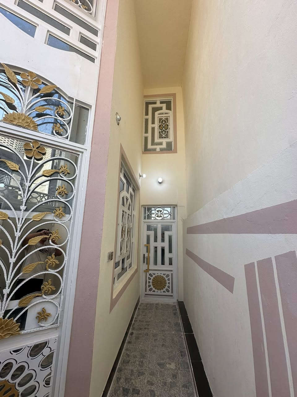 السلام عليكم  👍
بيت لبيع طابقين 👌🏻

100 متر  

صب كونكريت

بناء طابوك نهروان 
محجر كامل 
سقوف ثانويه 

اشتايكر ابو 80

 درج صب كونكريت 

ماي وا مجاري وكهرباء جهز 

كاشي ابو 40 مرمر شغل بغداد 

الساس صبا كونكريت 

الجدران سيراميك 

مطبخ حار بارد 

الطابق الثاني غرفتين وحمام وستراحه بي 

ارتفاع السقف 3 متر وا ربع 

قريب عله سوك وا مستوصف ول مرادرس بكفاك 

وا ما مذكور بل كتابا موضع بل صور 

المكان نجف حولي قرب الملعب 

رقم العقار 63106

العقار بسمي اتريد دولة وكاله تريد بسمك 

السعر نار 🔥 

استفسار وتساب او هاتف /*********** محمد العبيدي 🔥
