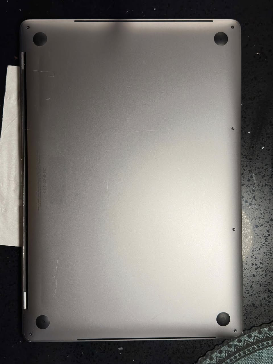 سلام عليكم 
MacBook Pro 2018 touch bar (15 inch) 💻
يعني محطه كامله 💻
: RAM 16 
: SSD512 
Intel Core i7 8950HK 6 Cores 2.6GHz 
Turbo Boost 4.3GHz يصل الى 
: كرت شاشه داخلي : Intel UHD Graphics 630.
و خارجي : Radeon Pro 555X.
• الذاكرة: 4 جيجابايت من نوع GDDR5
جهاز نضيف مابي اي اشخوط او ظربات ابداً
جهاز جداً نضيف و مامستعمل هواي كيبورد نضيف 
عربي انكليزي الكيبورد 
سماعاته جداً واظحه و عاليه 
و ويا  Adapter تحويل Ram &  2 USB & HDMI
مكاني حي الشرطه الشرطه الرابعه 
سعره 550 و بي مجال بسيط 🌹
***********
