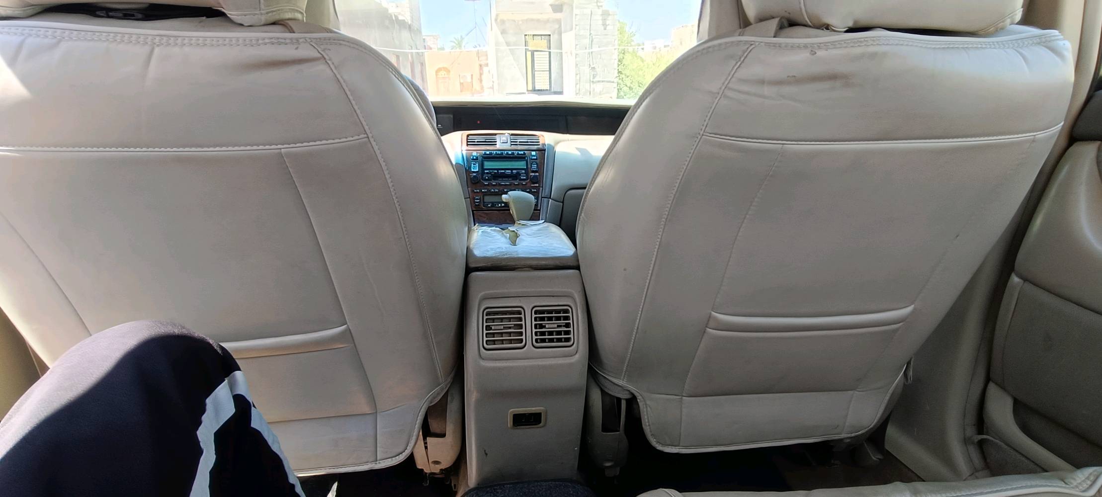 تويوتا افيلون موديل 2001 أمريكي 
تحويل مباشر السيارة بأسمي 
سنوية لشهر 8 
محرك V6 vvt 
حدادة 60 بالمئة 
تبريد ثلج منظومة جديدة صار شهر من بدلتها 
محرك بيه تبخير وبيه صوت بس بداية تشغيل 
گير نظيف وما بيه تأخير ولا عته 
اللون ذهبي مثل ما واضح بالصورة 
مصبوغة عام جمالية 
مكفولة من الظربة وشرط الفحص اخذها وافحص وين ما يعجبك 
تايرات نظيفة 
السيارة جاهزة ماعدا شغلات بسيطه تحتاج ترتيبات
