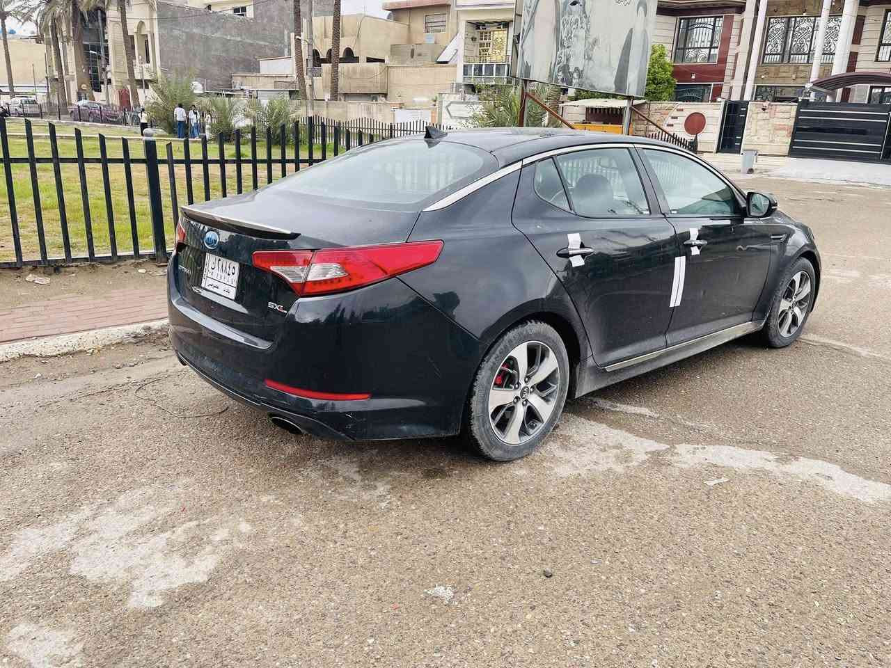 السلام عليكم كيا أوبتيما موديل 13 رقم بغداد وارد امريكي حادثها جاملغ امامي بدون دواخل وصبغ جاملغ. خلفي وباب سايق 
سياره اكثر من 6 سنوات ع ايد وحده 
فول مواصفات اعلى فئة لمتد1/1 SXL 
1-بصمة أبواب 
2بصمة تشغيل
3بصمة صندوق
4-تبريد نانو
5-تبريد قطعتين
6-سايد بريك بصمة
7-تدفئة تبريد كشنات خلفي امامي
8-بنيراما
9-مري شفط
10-اشاير بالمري
11-ترحيب يدات
12-سستم صوت
13-خزن كشنات
14-شفتات رياضي 
15-يدات نيكل
16-كشنات جلد
17-لد خلفي امامي
18-كاميرا
19-شاشة كبيرة 
20-زنون عالي ناصي
21-شاشة الكتروني ليزري
السيارة احلى من الصور ماشية 125 كم 
گير ومحرك كفالة 
السعر100
العنوان /بغداد بلديات
رقم الهاتف /***********
