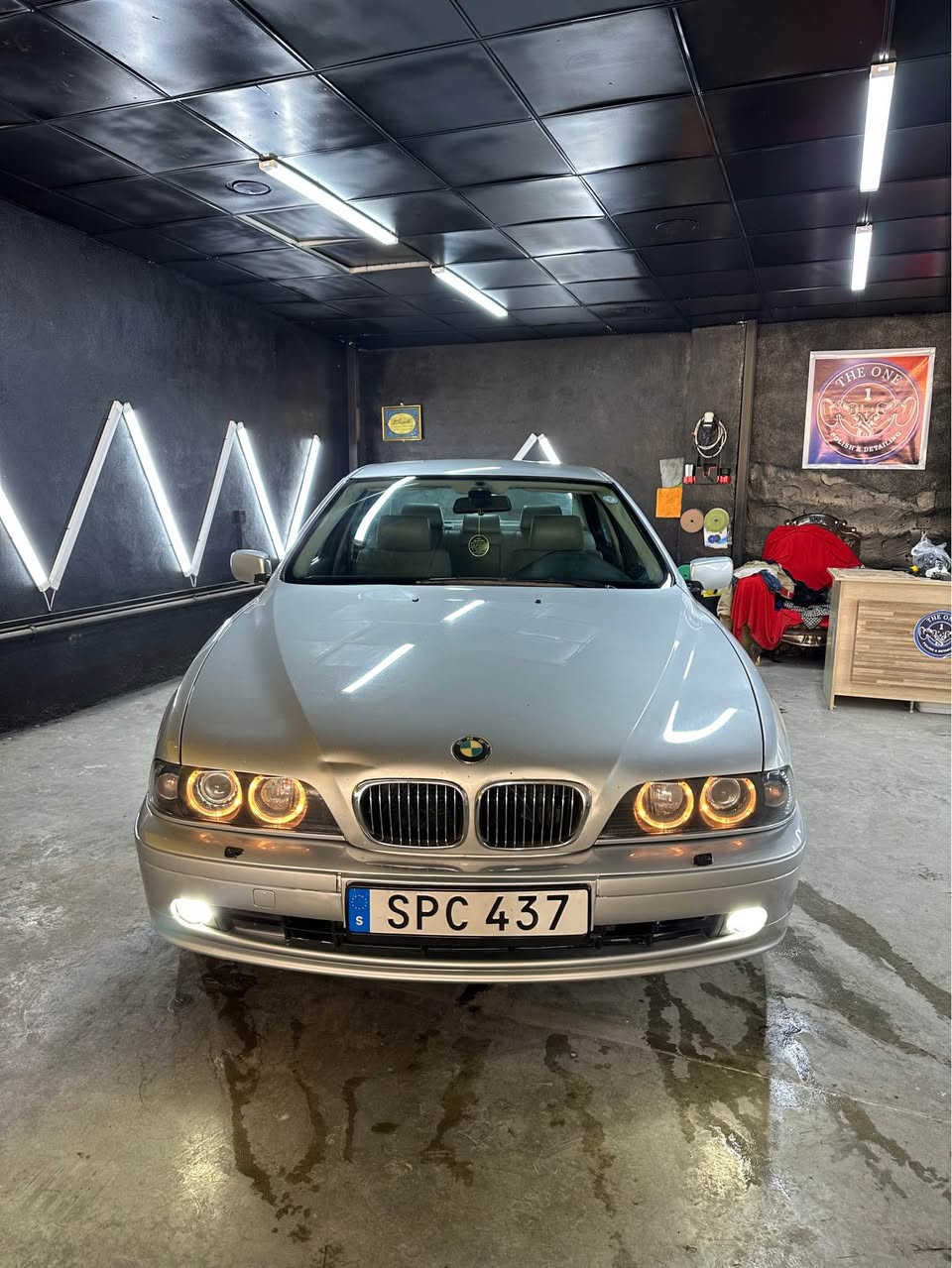 BMW 525
مۆدیل / 2001 
دەبڵ دیجیتاڵ 
سەیارەکی تا بڵێی خاوین و جوانە لەسەر دەقی شەریکەی خۆیتی
بەو شەرتەی بۆنی شەریکەی لێ بێت گوشین جلد و تەبریت مەرکەزی سلف و تەبریتی یەکە 
مەنەفێست ابراهیم خەلیل پاکانەی بە شەرت
بەبێ سبوغە بەس بن دەرکەی بەنزینی بستەک سبوغە  یەک قۆپی گچکەشی لەسەر بۆنیتی هەیە چاک نەکرایتەوە وەک کەمەک تەزرەی هەیە نرخەکەشی 85 وەڕەقە و مەحامەلەکی براینەشی تێدایە  
بۆ پەیوەندی کردن : *********** سوران, أربيل
