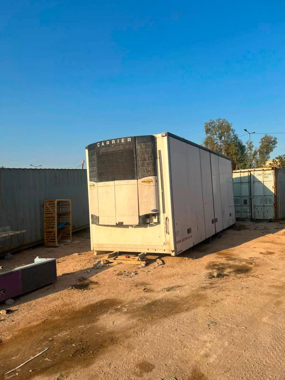 السلام عليكم برادات للبيع طول 12 متر و7ونص متر و6متر البرادات في حاله جيده مكان البرادات في كربلاء رقم التواصل***********اسيا والاثير ***********
