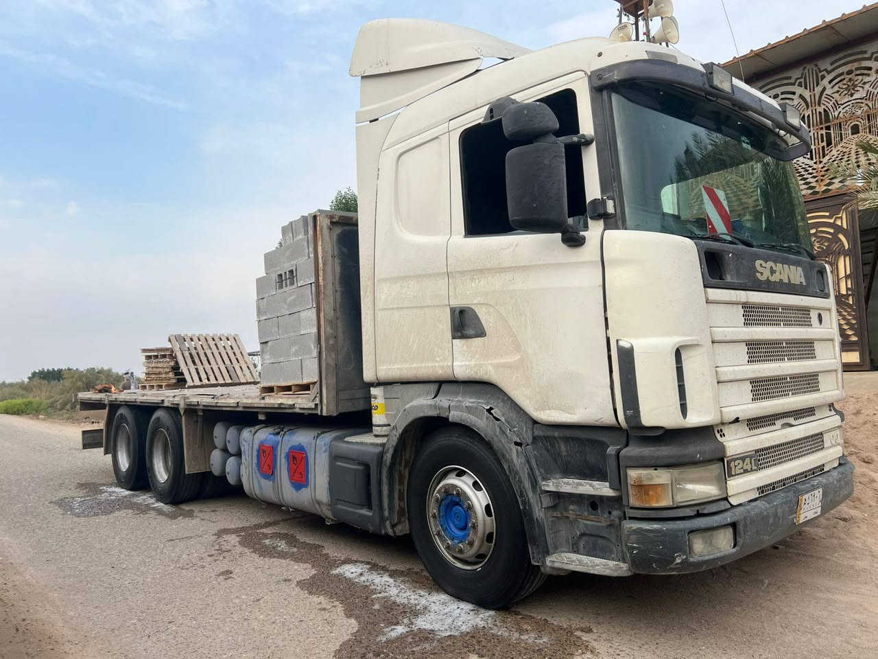 سلام عليكم سكانيه 2001 مكينه 8 
طخم تاير شرط التحويل ***********
المو شراي لا يخابر
