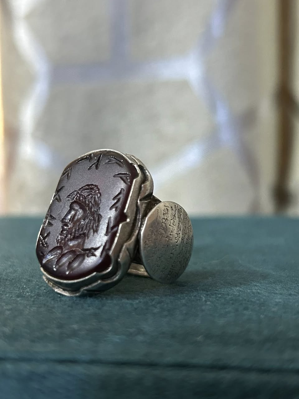 خاتم 💍رجالي فضة مزين بعقيق كرزي غامق مصور صياغة جانبية آية الكرسي 
قياس 19.5 
السعر 💵75 الف دينار عراقي 
للطلب و الاستفسار مراسلة الصفحة 
او على رقم واتساب ***********
