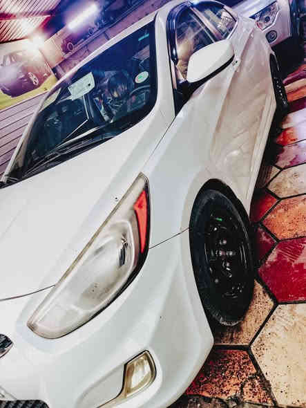 .السلام عليكم
اكسنت موديل 16
خليجي سياره 
سونار موجود بل منشور 
محرك 1600
شاش 
كامري خلفي 
كير محرك تبريد مكينه كفاله عامه بلادي 
تخم تاير شواصي مكفولات بلادي 
دوخل نظيفه سياره حلو معنا الكمله بل عافيه ياخذها 
رقم بغداد نكليزي سنويا جديد هزه جديد
تحويل ثاني يوم 
سعار سياره 94بي مجال حك جيتك شي بسيط 
العنوان بغداد الحبيبيه نتصل تدلل 
***********
