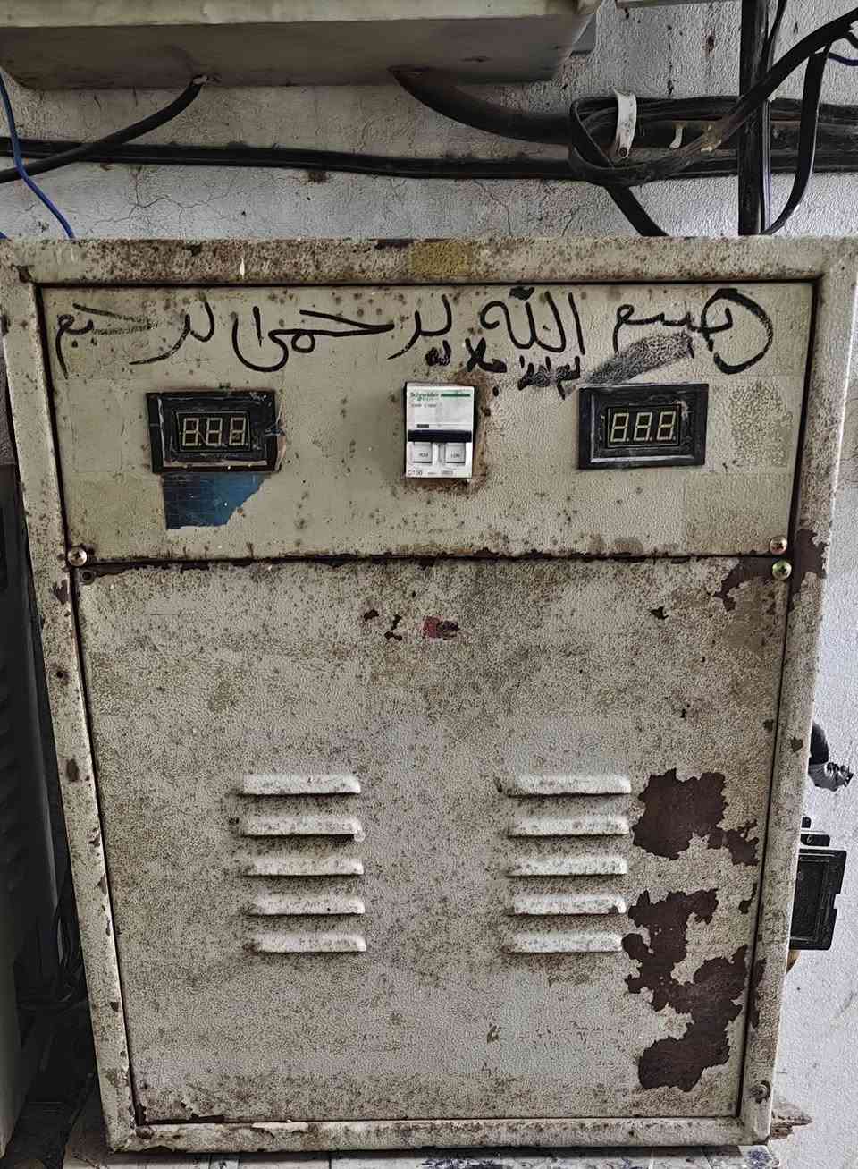 مكيفات عدد 3 مع رافع شيزر ابو 20 للبيع
***********

