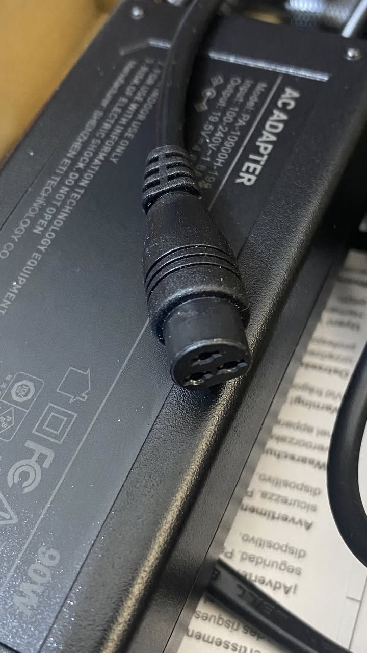 شاحنه جوكر ١٩.٥ فولت 
وياه ١٥ تحويله ابره يعني اشغل كل نواع الفييش الابره الي تفيده يرلسلني ويدلل


**إذا كنت صاحب هذا الإعلان وتريد حذفه لأي سبب، رجاءا أرسل رسالة إلى الدعم الفني**