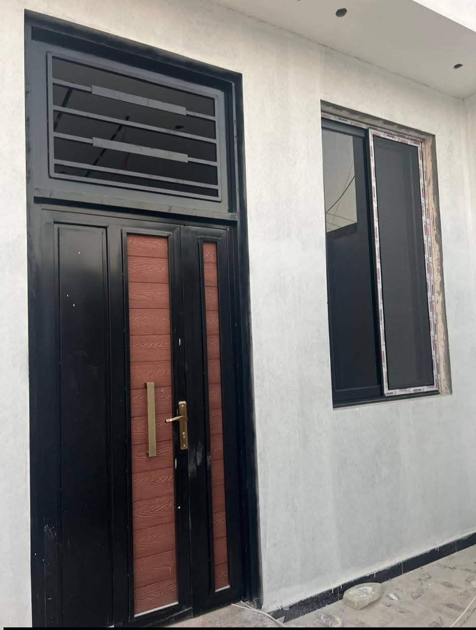 أختر منزل احلامك معا مكتب الذهبي للعقارات والمقاولات العامه 🏠  
استثنائيه بـ مواصفات عصريه حديثه ✨
تستلم مفتاح كامل من كلشي الاناره وغيرها جاهز لسكن 🔑
 البيت طابو عراقي وكاله بـ اسم المشتري ونسخه من الطابو 📄
الموقع .........🔴
البصره ابي الخصيب  منطقه ابو الجوزي 
يطل عل 3 شوارع 
بناء حديث درجه اولى واجهيه فخمه ترتيب هندسي 👷🏻‍♂️  الاساس رفت 

  ————————🔹
يتكون البيت 🏘️  من 2غرف نوم  وصاله ومطبخ و 
صحيات  🛁 

كراج 🚘
المساحه 150 متر 
السعر 110 💵 قابل للتفاوض 
 مكتب الذهبي للعقارات والمقاولات العامه مستمرين بعروض جديده ومميزه💎 
للاستفسار اكثر اتصال او مراسله ..***********...***********
