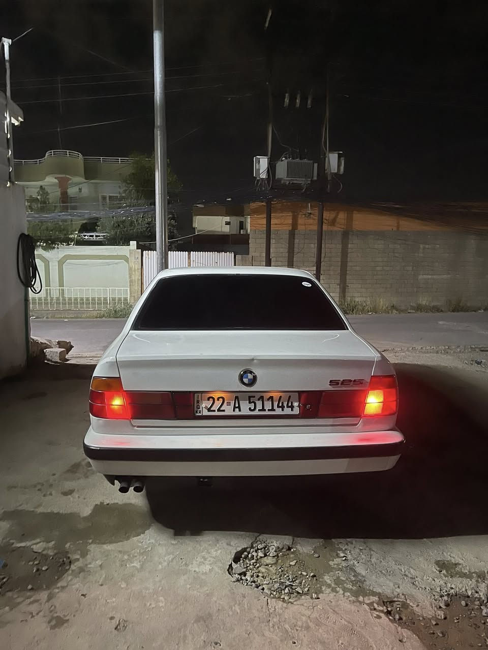 BMW موديل ١٩٩١ حجم ٥٢٥ فول بدون فتحت سقف تخم تاير داخل صاج رصاصي ***********
