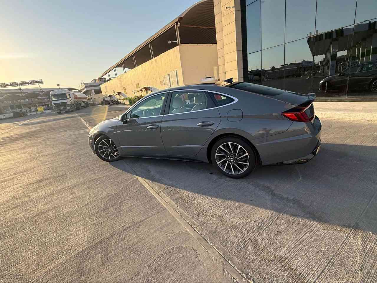 سوناتا وارد امريكي  لمتدد 2020 بصره حره 
- داتا شو بالزجاج الامامي 
- كاميرات محيطية 
- تحريك بالبصمة للامام و الخلف 
- الكشنات الامامية اثنينهم كهرباء 
كشن السائق وضعيتين خزن ميموري 
-  ( 6 حساسات امامية )
محرك 1600 توربو 
سستم سماعات Bose متكون من 12 سماعة
مع مضخم صوت خارجي 
رادار امامي و خلفي و جانبي 
تدعم الكار بلي و الاندرويد اوتو
قيادة ذاتية 
الماسحات الامامية اوتو بالمطر
وبعد بيها هواي مواصفات 
ماشية 68 ميل 
السعر 165 
*********** البصرة, العراق
