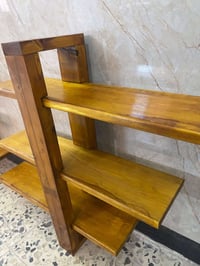 اسعد الله اوقاتكم بكل خير   رف ديكور خشب مخفي  الرفوف متحركة  سهلة الت...