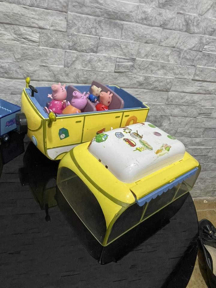 le camping-car familial de Peppa Pig, généralement vendu avec des figurines de la famille Pig et train de Papy Pig


**إذا كنت صاحب هذا الإعلان وتريد حذفه لأي سبب، رجاءا أرسل رسالة إلى الدعم الفني**