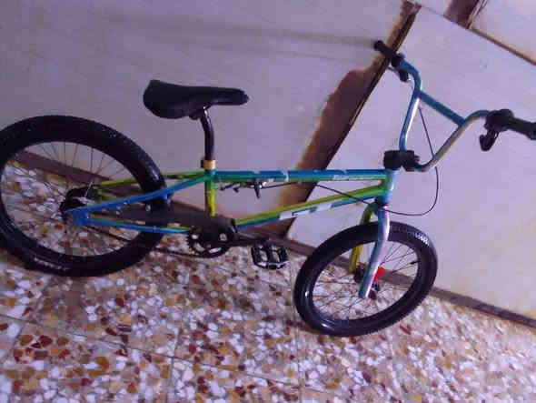 سلام عليكم بايسكل للبيع Bmx البايسكل يحتاجله ترتيب تايراته جدد زنجيل مايفلت سرج اصلي سعر البايسكل /80/وبي مجال مكاني... الديوانيه الاسكان... الاتصال على الرقم او مراسلة الصفحه رقم الهاتف بي واتساب... ***********....او مراوس حسب القناعه
