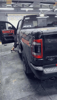 السلام عليكم اخواني رام ريبل موديل ٢٢ رقم اربيل خليجي وكالة هارلم والسيارة حاليا بعدهة بالضمان عليهة هواي إضافات من امريكا وسيارة بدون قطرة صبغ ومغلفة بشركة كاردب ببي اف ضمان ١٠ سنوات حقيقي داش كام أمامي تيزر إضافات كلش هواي بيهة السيارة جديدة بمعنا الكلمة مابيهة نقص اي شي للبيع 
السعر مع صاحب السيارة اني مجرد وسيط وهذا رقم صاحب السيارة ***********
