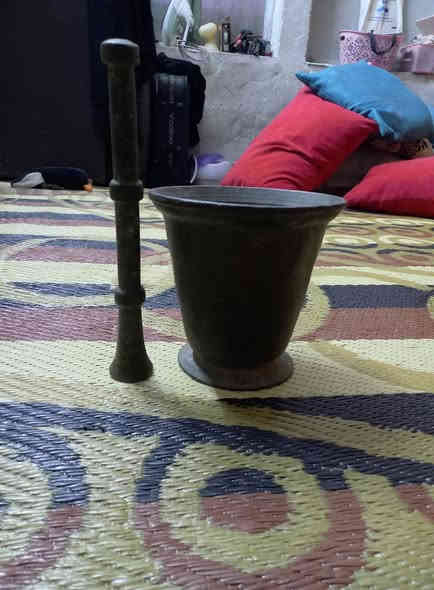 هاون قديم للبيع
طول الهاون 17 سنتيم 
طول اليده 28 سنتيم 
سعره  ، 150 الف 
العنوان بغداد مدينة الصدر الحبيبيه 
وتساب ***********
