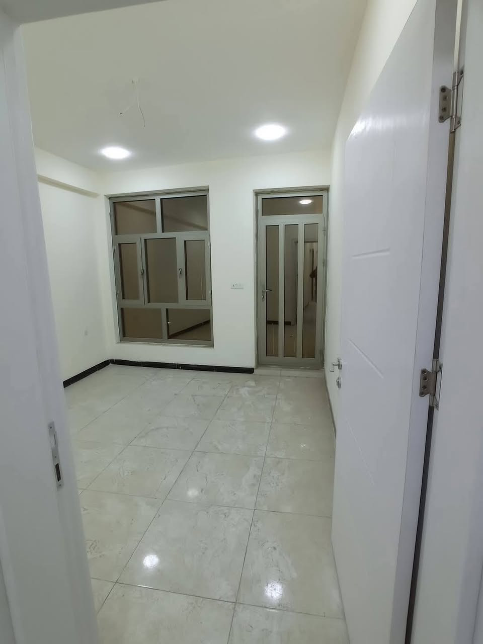 بيت طابو ملك صرف للبيع في منطقه السبع ابكار داخل فرع اسواق السطان مساحة الدار ٦٤م واجهه البيت ٤ يحتوي البيت على ٤ غرف نوم وصحيات عدد ٢ الاستفسار الاتصال على الرقم ***********
