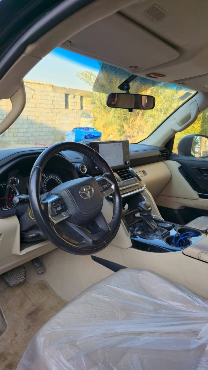 سلام عليكم لاندكروز موديل 2022 فول عد الفتحه ماشيه 200 الف مكفول كفاله عامه الون اسود رقم بغداد الجديد السعر 5،80
***********
