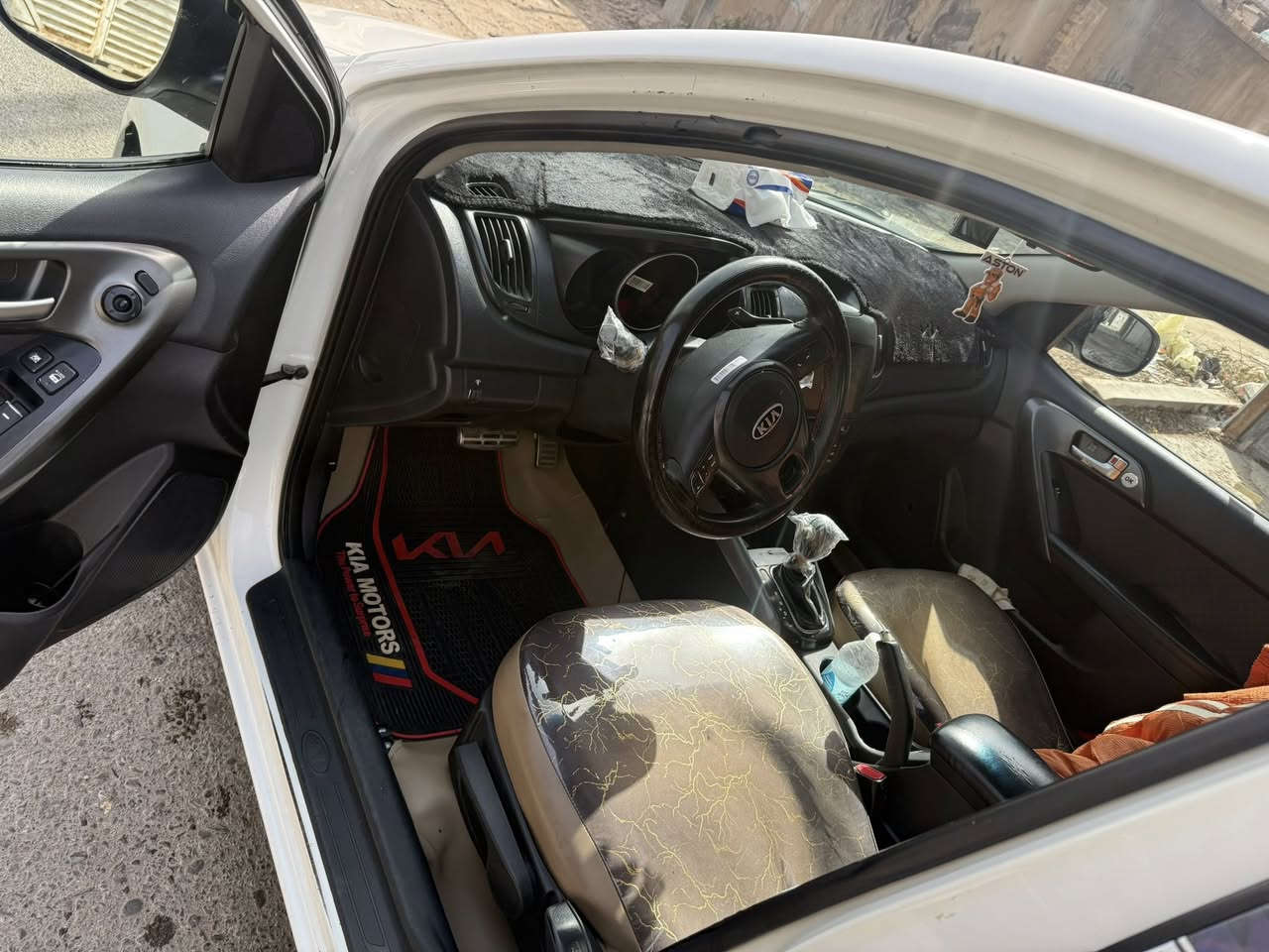 سلام عليكم سيراتو للبيع موديل 2012 فول مواصفات واحد علا واحد ماشية 158كيرمكية جديد صدر امامي خلفي جديد تخم تاير جديد مدوشمة ارظية وكشنات السيارة مصبوغة حزام الجاملغ الخلفي مبدل السعر 92 وبيهة مجال مكاني بغداد الراشدية ***********
