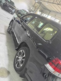 لاندگروز شركات فول مواصفات  موديل 2020 السياره ماشيه 94 الف  بيها جامل...