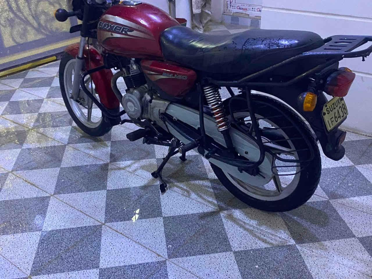 بوكسر 2019 
محرك 150cc مجفت جديد 
دراجه نضيفه مثل ما موضح شرط تآكل لكاع ساعه ومعدل كهربائيات كامله لايت بك اشاير  دراجه حلوه ورزنه نقص سلف فقط
سعر 600 وبيها مجال قليل للشرايه  *********** واتساب
