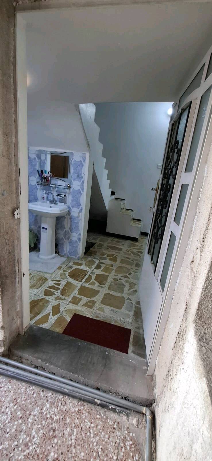 
ما هو موقع البيت بالتحديد؟: 
بغداد حي الرسالة الثانية 
كم مساحة البيت الكلية؟: 
128
هل هناك أي ترميمات أو إصلاحات جديدة؟: 
لا
ما هي التسهيلات القريبة المتوفرة مثل المدارس أو الأسواق؟: 
مدرسة ابتدائية ومتوسطة واسواق وصيدليات
هل السعر قابل للتفاوض؟: 
نعم