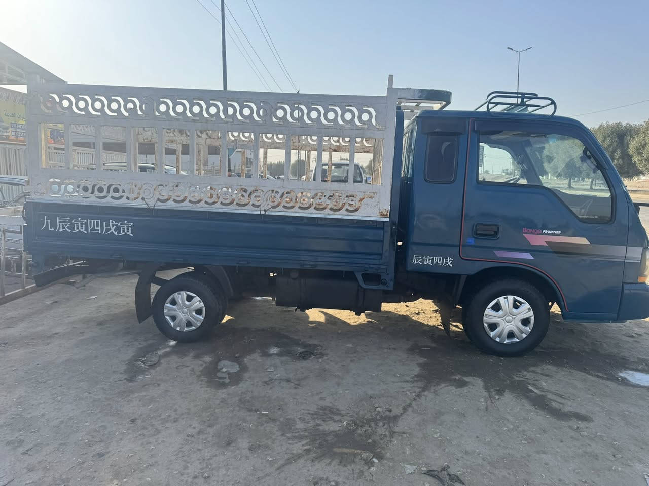 يالله 
قرده ام عيون موديل ٢٠٠٠ 
كير مكينه شاصي حداديه كفاله 
سنويه ٢٧ رقم واسط 
معروضه ٦٧ وبيه مجال 
***********
